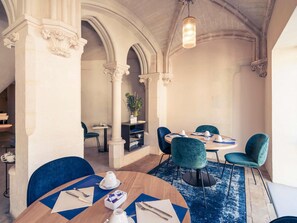 Daily continental breakfast (EUR 17 per person)