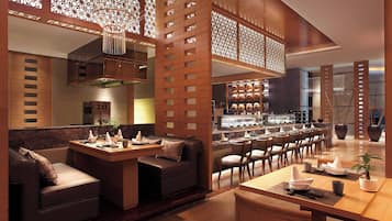3 间餐厅,供应早餐、午餐和晚餐,中国菜