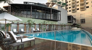 Una piscina cubierta, una piscina al aire libre