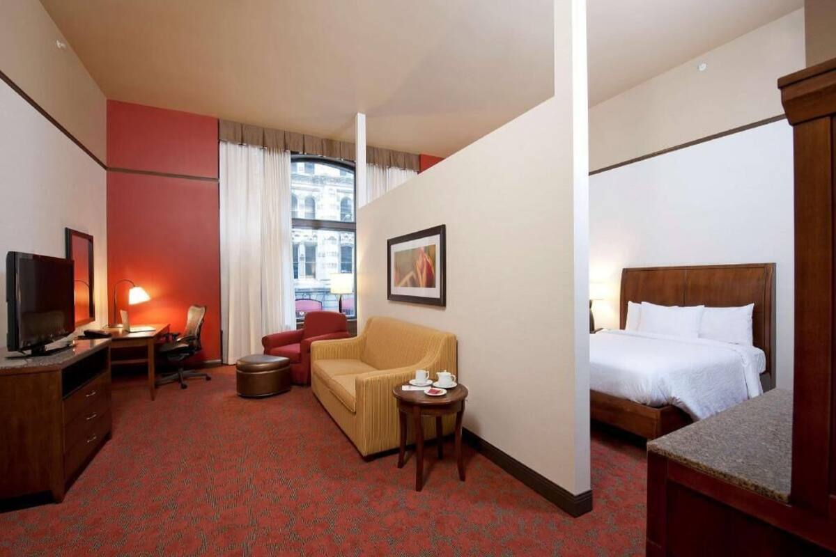 Premium bedding, in-room safe, desk, iron/ironing board