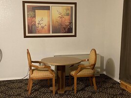 Comfort Room, 1 King Bed, Private Bathroom, Mountain View