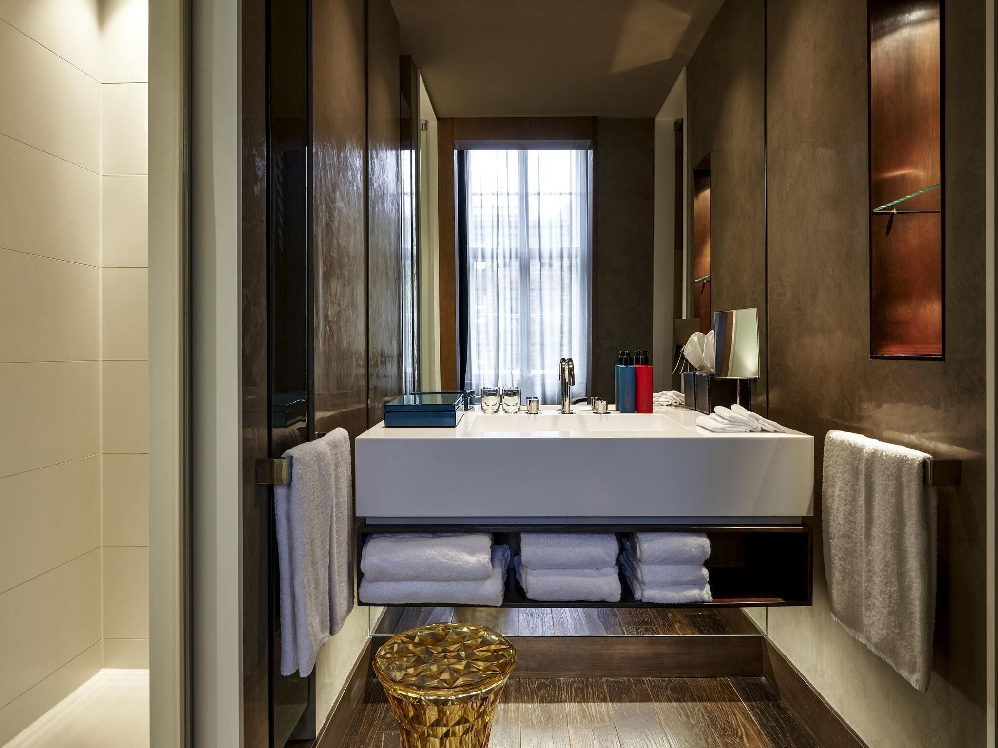 Suite | Luxe beddengoed, een minibar, een kluis op de kamer