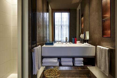 Suite | Luxe beddengoed, een minibar, een kluis op de kamer