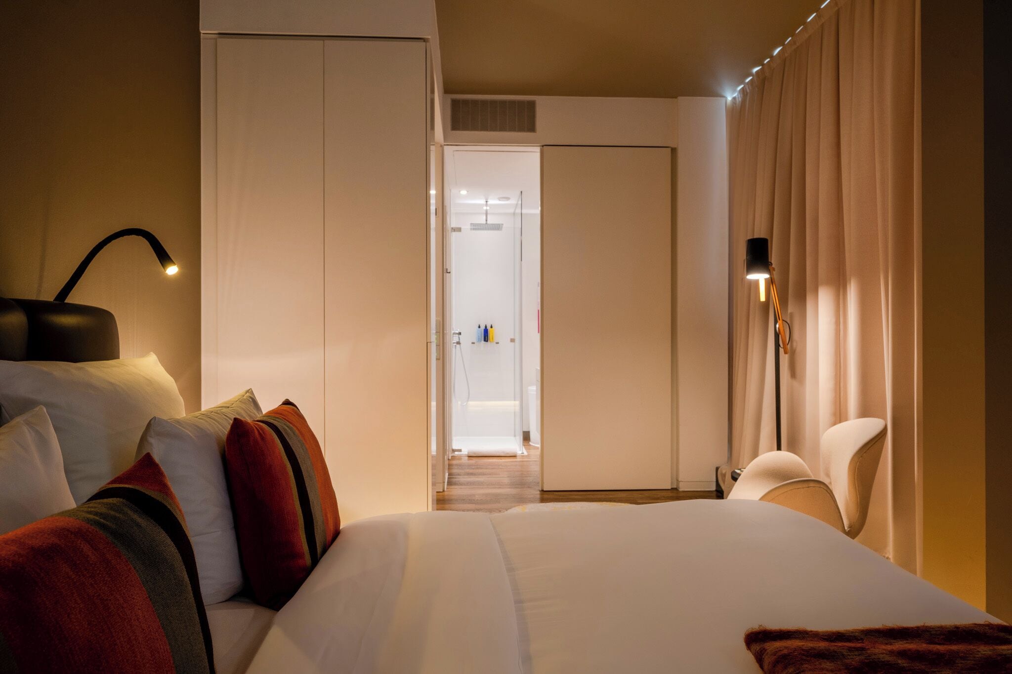 Ropa de cama de alta calidad y minibar 