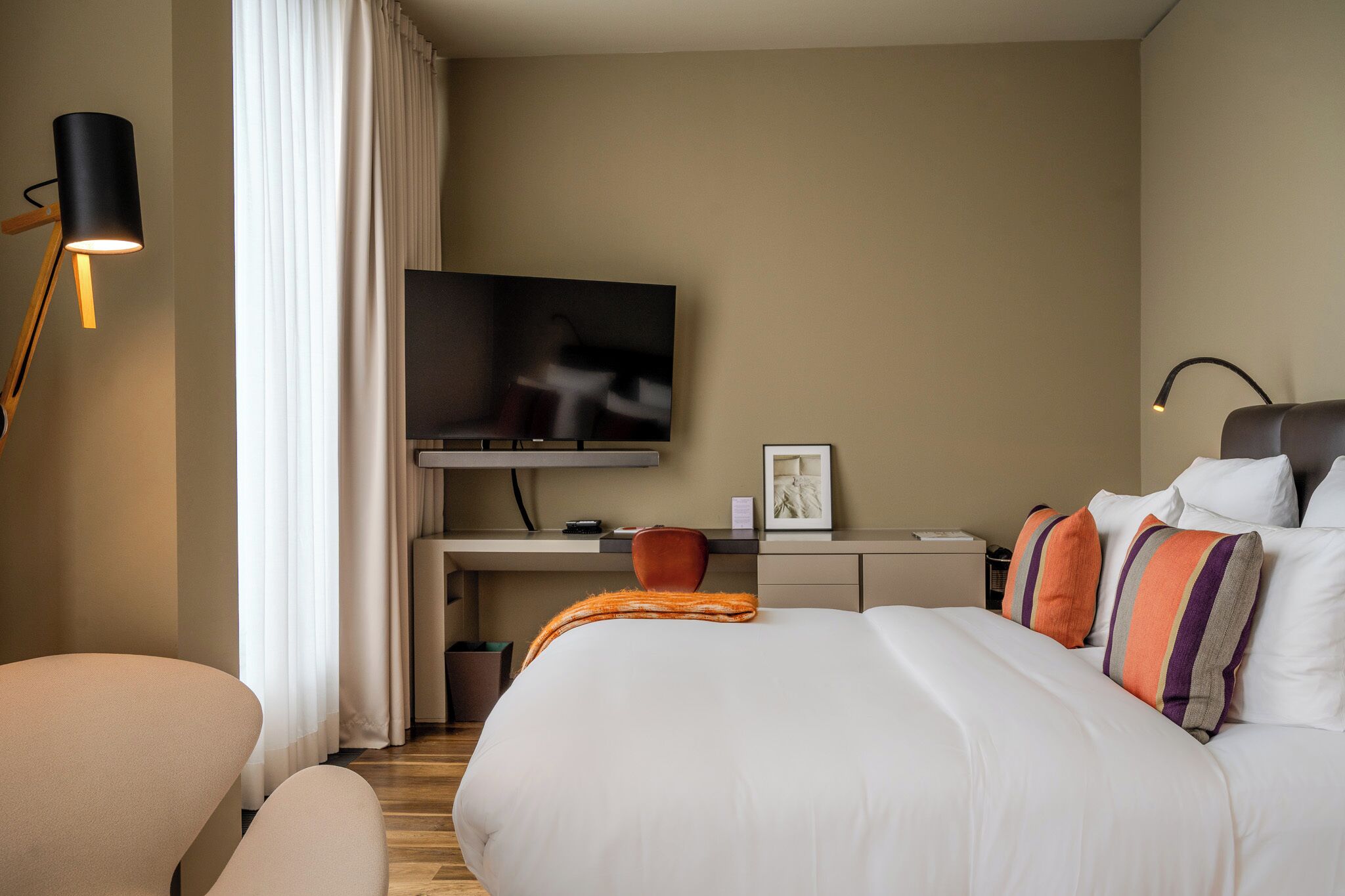 Embassy Room | 高档床上用品、迷你吧、客房内保险箱、办公桌