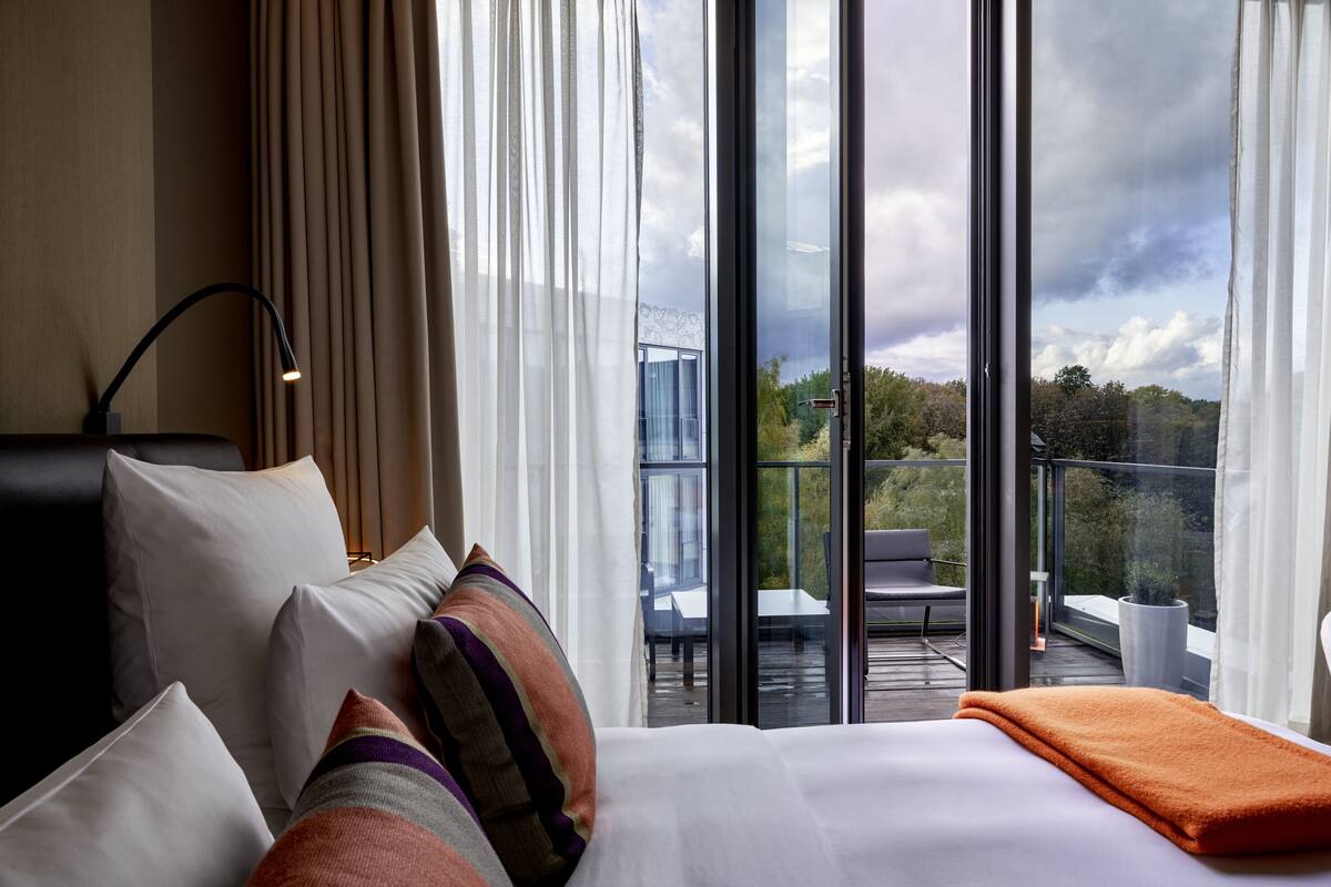 room, 1 king bed (so embassy) | 1 bedroom, premium bedding, minibar, in-room safe