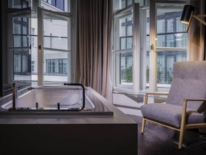 Comfort kamer, 1 kingsize bed (SO Junior Suite) | 1 slaapkamer, luxe beddengoed, een minibar, een kluis op de kamer