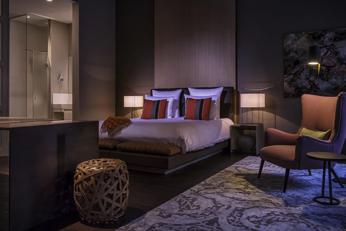 Tiergarten Suite | 高級寝具、ミニバー、セーフティボックス (室内)、デスク