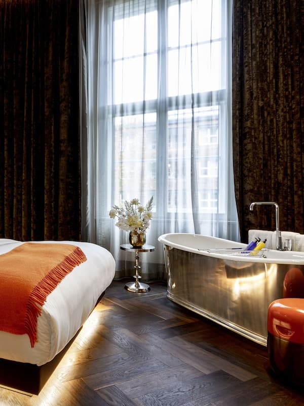 Suite, 1 King Bed (Stue Suite) | 1 bedroom, premium bedding, minibar, in-room safe