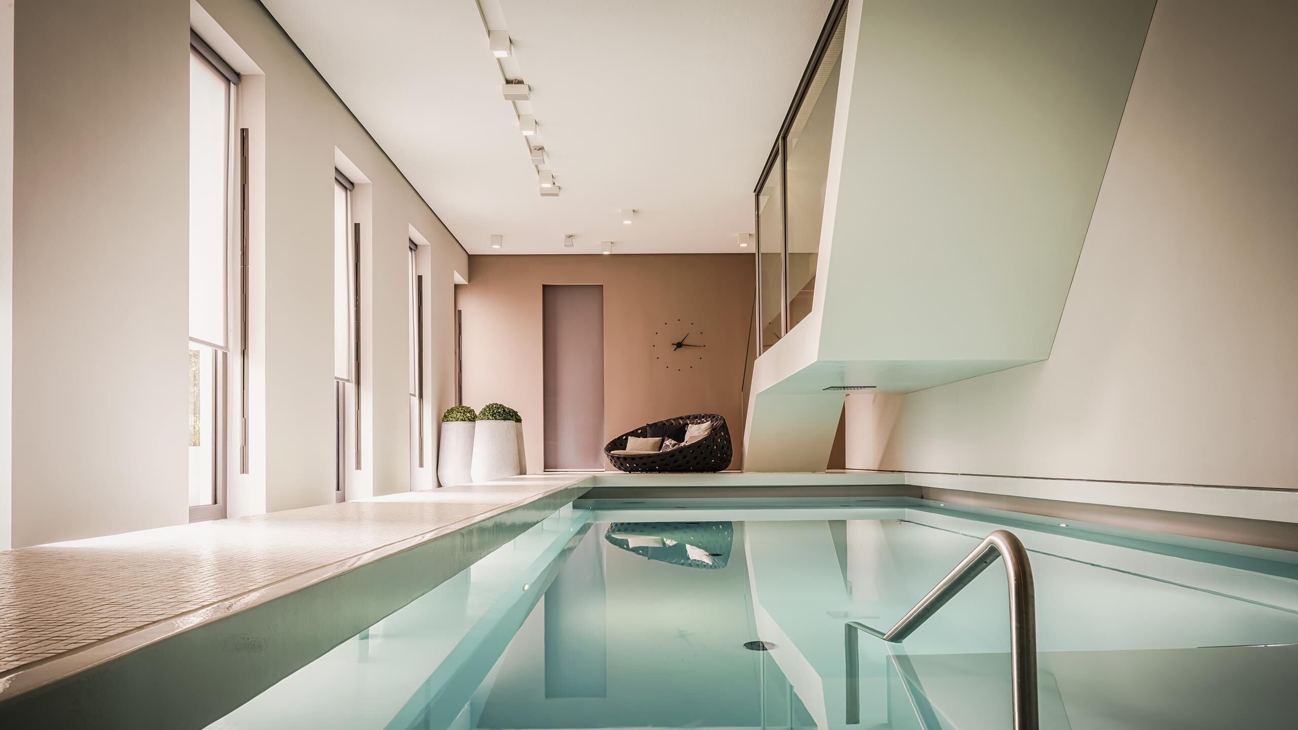 Couples treatment rooms, sauna, body treatments, facials