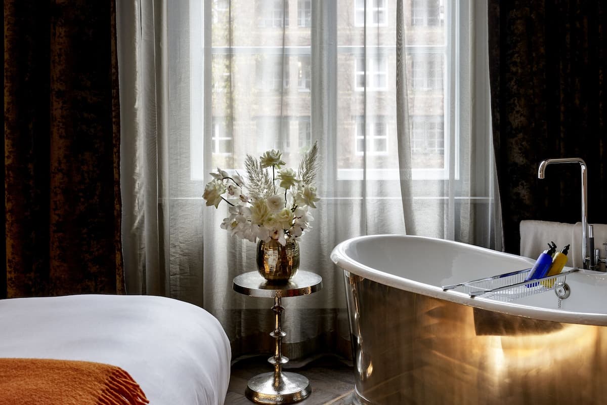 suite, 1 king bed (stue suite) | bathroom | shower, rainfall showerhead, designer toiletries, hair dryer