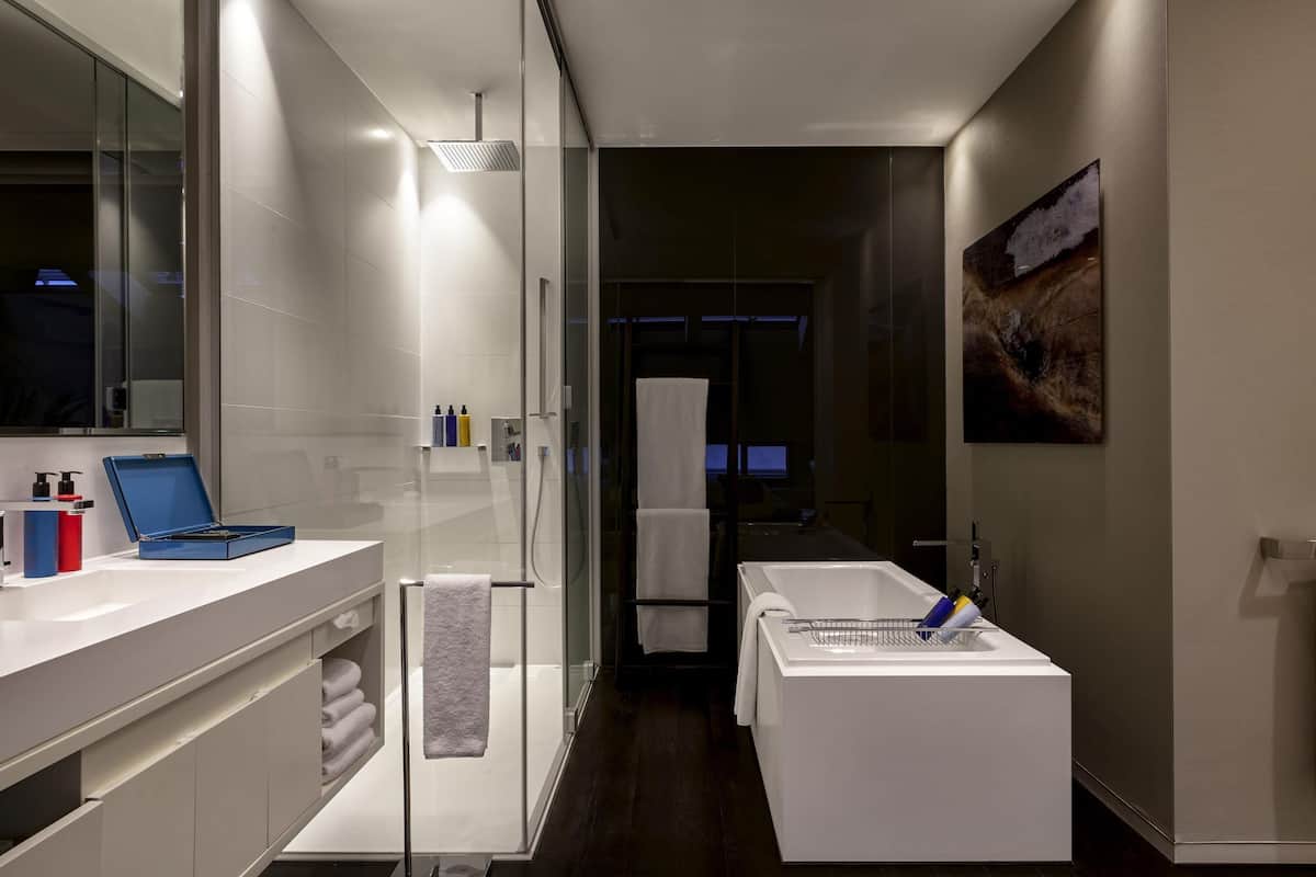 suite, 1 king bed (so suite) | 1 bedroom, premium bedding, minibar, in-room safe