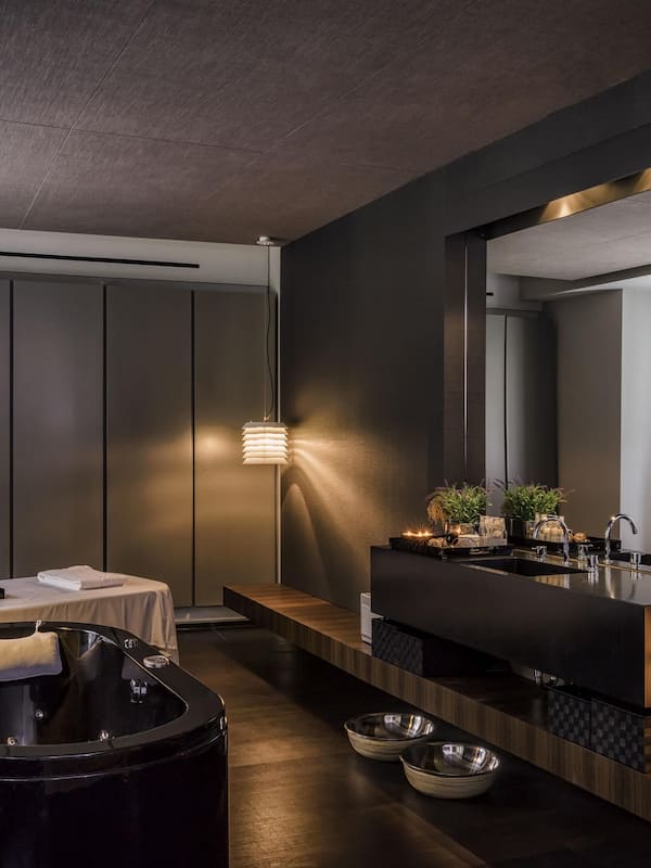 Couples treatment rooms, sauna, body treatments, facials