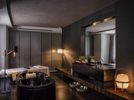 Couples treatment rooms, sauna, body treatments, facials