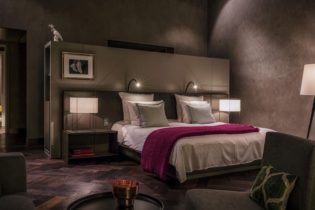 Bel Etage Suite | 高級寝具、ミニバー、セーフティボックス (室内)、デスク