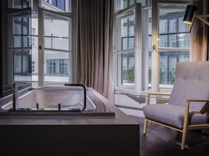 Comfort Room, 1 King Bed (SO Junior Suite) | 1 bedroom, premium bedding, minibar, in-room safe
