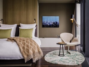 Premium bedding, minibar, in-room safe, individually decorated - Das Stue (Berlin)