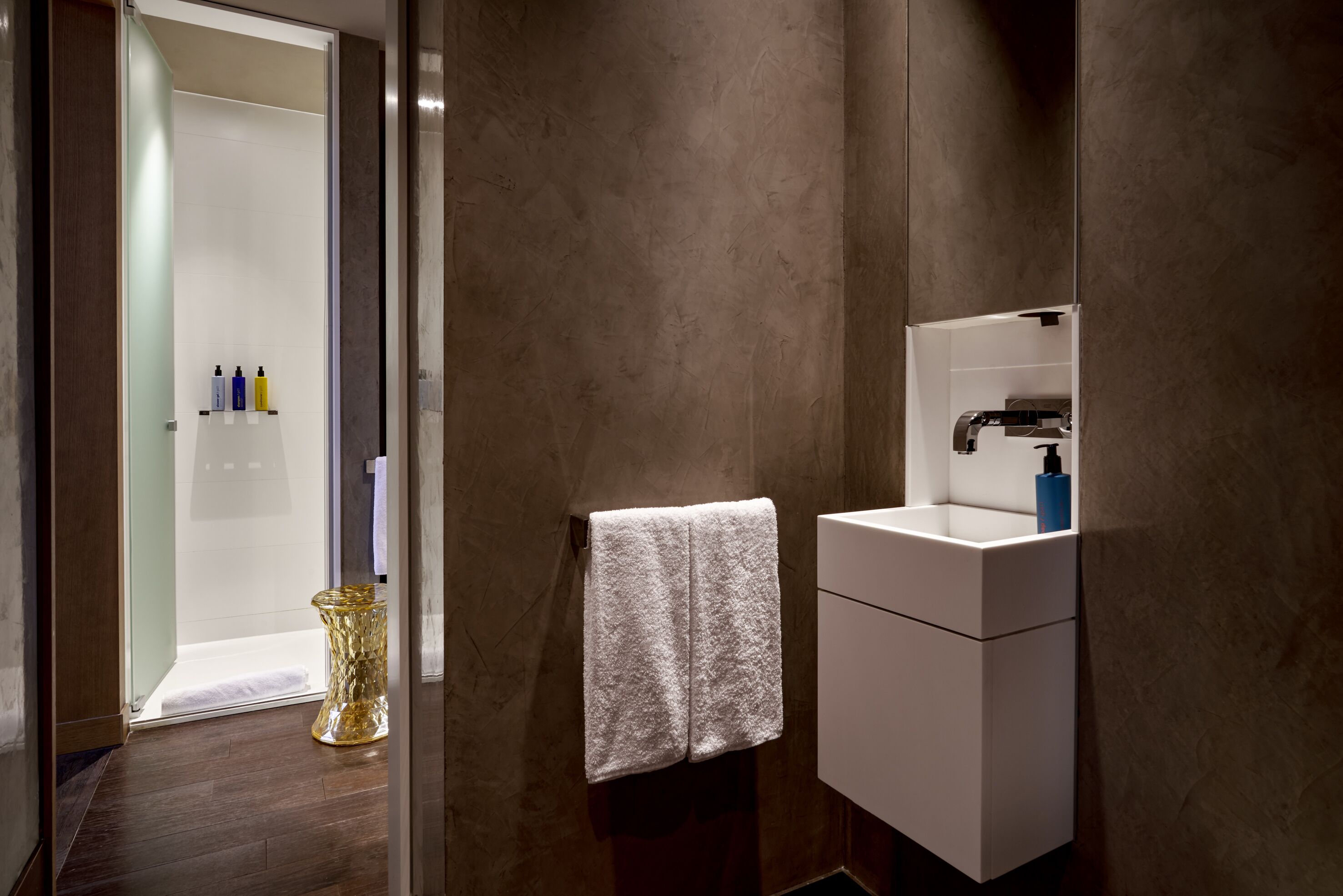 suite, 1 king bed (stue suite) | 1 bedroom, premium bedding, minibar, in-room safe