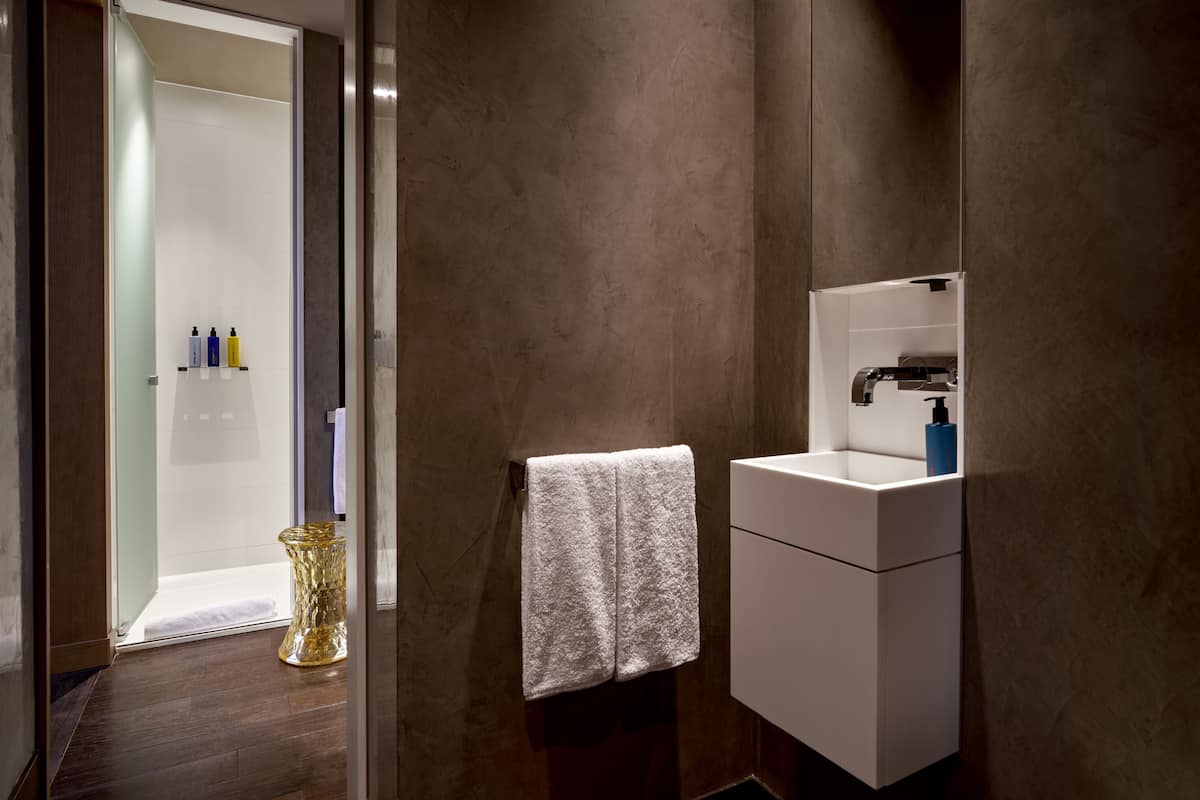 suite, 1 king bed (stue suite) | 1 bedroom, premium bedding, minibar, in-room safe