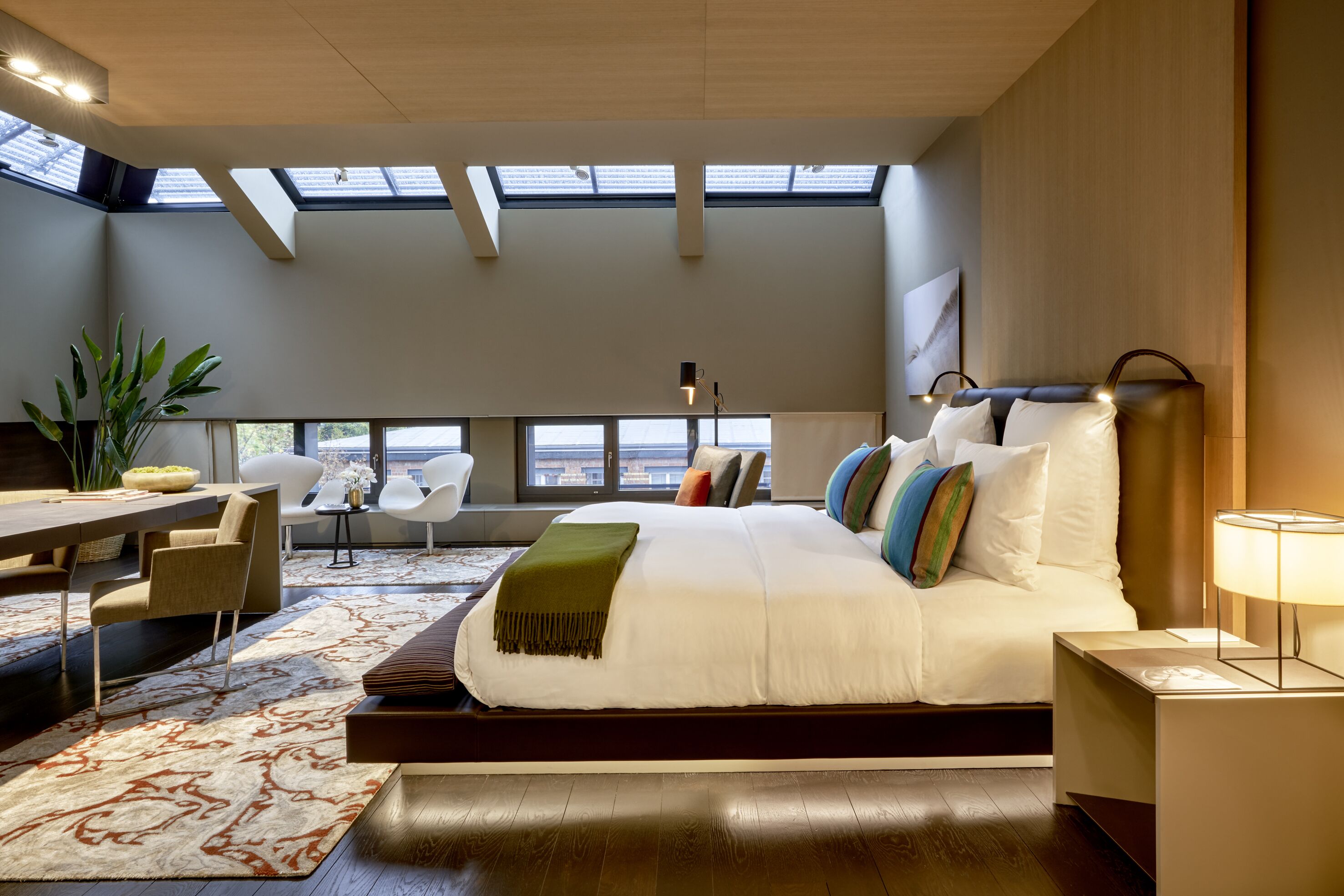 suite, 1 king bed (so suite) | 1 bedroom, premium bedding, minibar, in-room safe