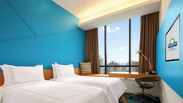 Ylelliset vuodevaatteet, tallelokero huoneessa, työpöytä, äänieristys