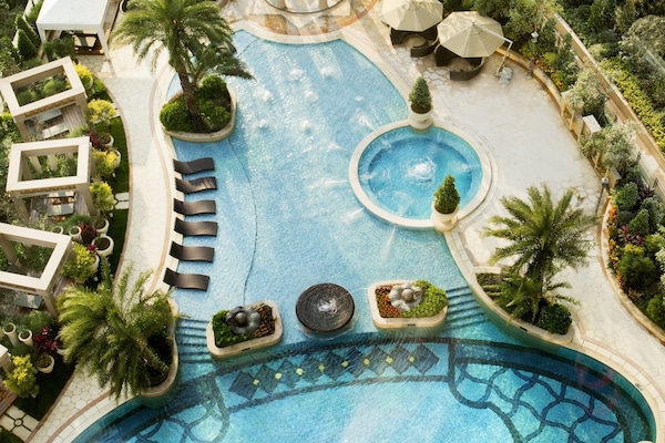 Piscina coperta, piscina stagionale all'aperto