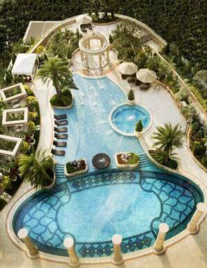 Indoor pool, seasonal outdoor pool, pool umbrellas, sun loungers - The Langham, Shenzhen (Shenzhen)