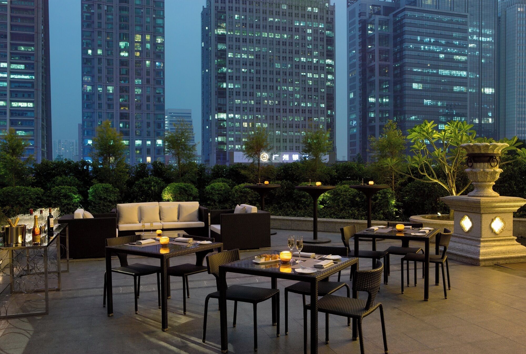 3 nhà hàng, phục vụ bữa sáng, bữa trưa, bữa tối, món Hoa 