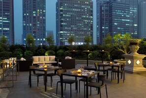 3 restaurants, breakfast, lunch, dinner served; Chinese cuisine 