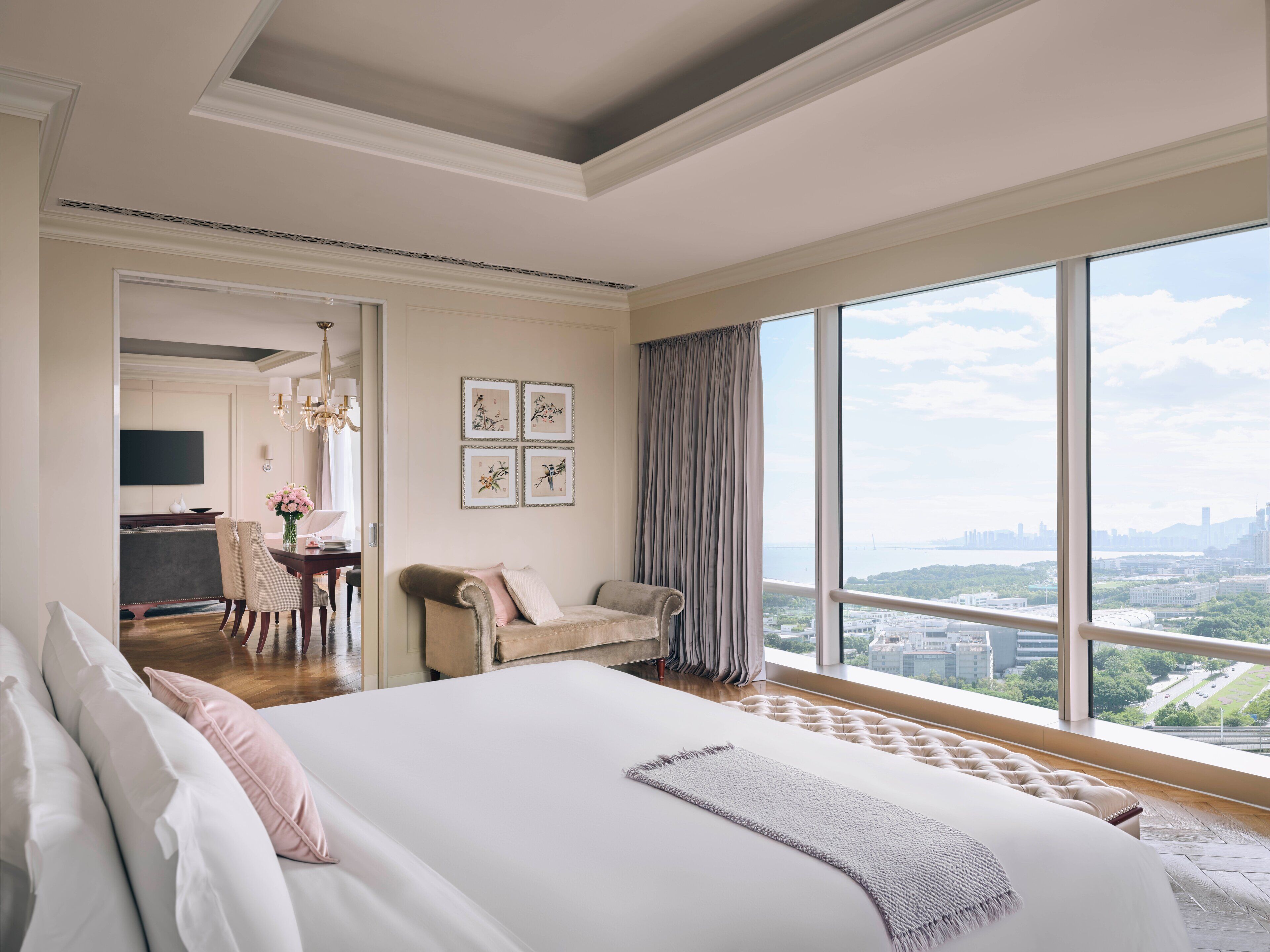 Ropa de cama de alta calidad, cubrecamas y minibar 