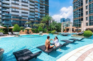 Una piscina techada, una piscina al aire libre de temporada, sombrillas