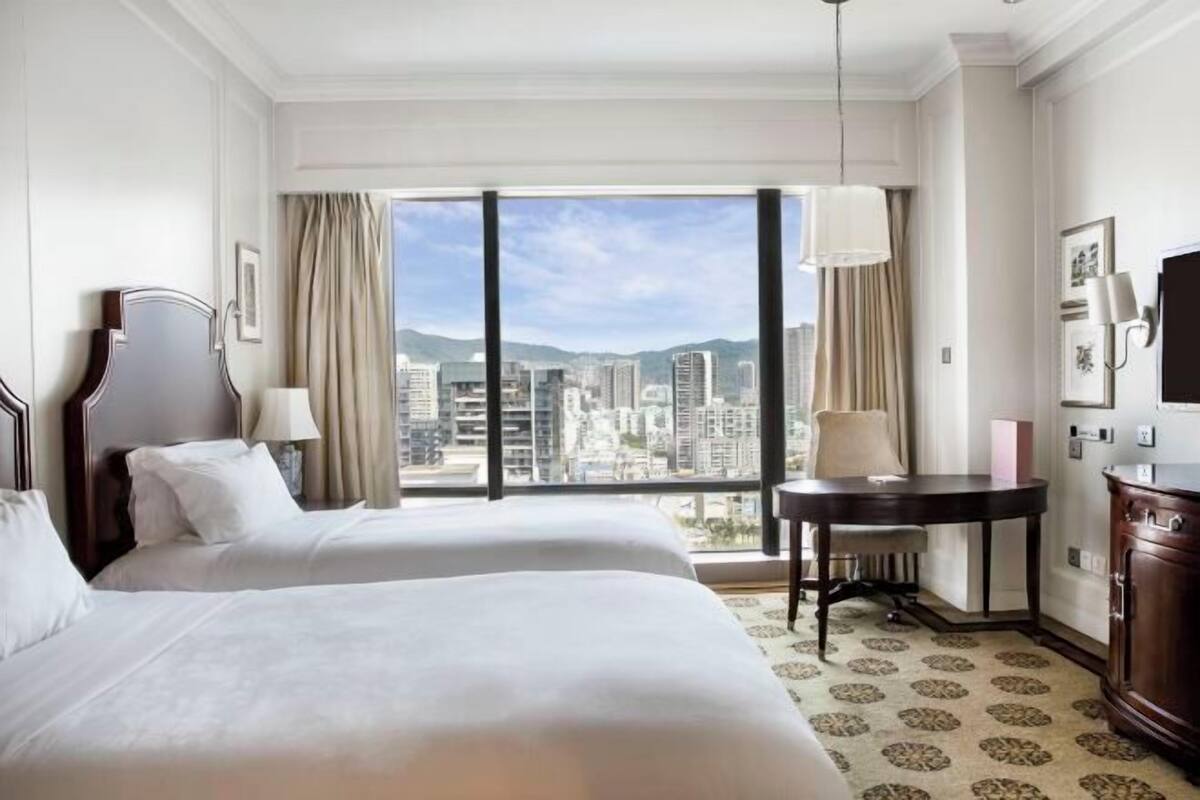 Premium bedding, down duvets, minibar, in-room safe