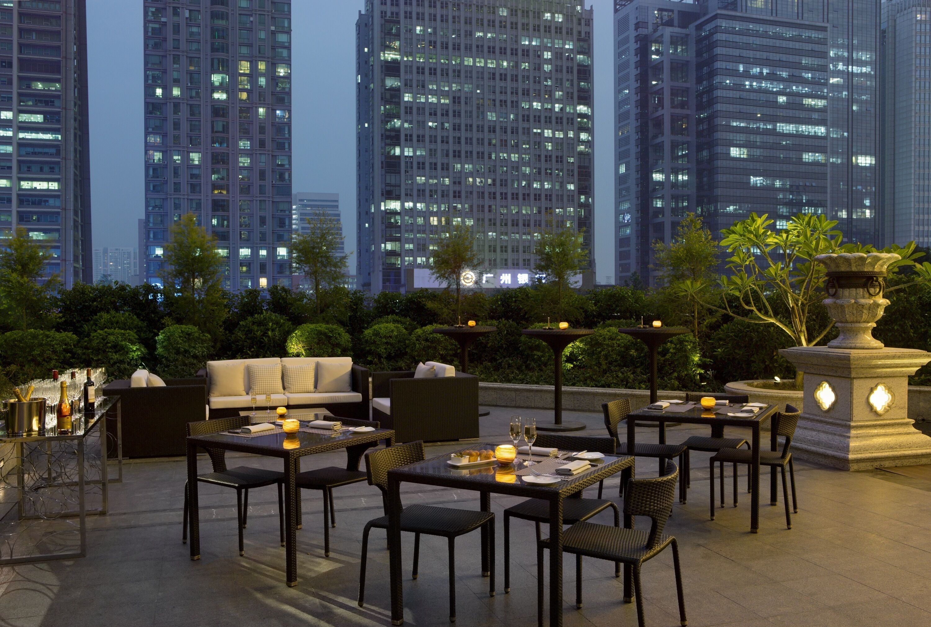 2 bars/lounges, lobby lounge