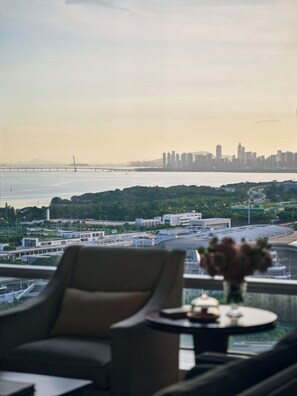 Sengetøy av topp kvalitet, dundyner, minibar og safe på rommet