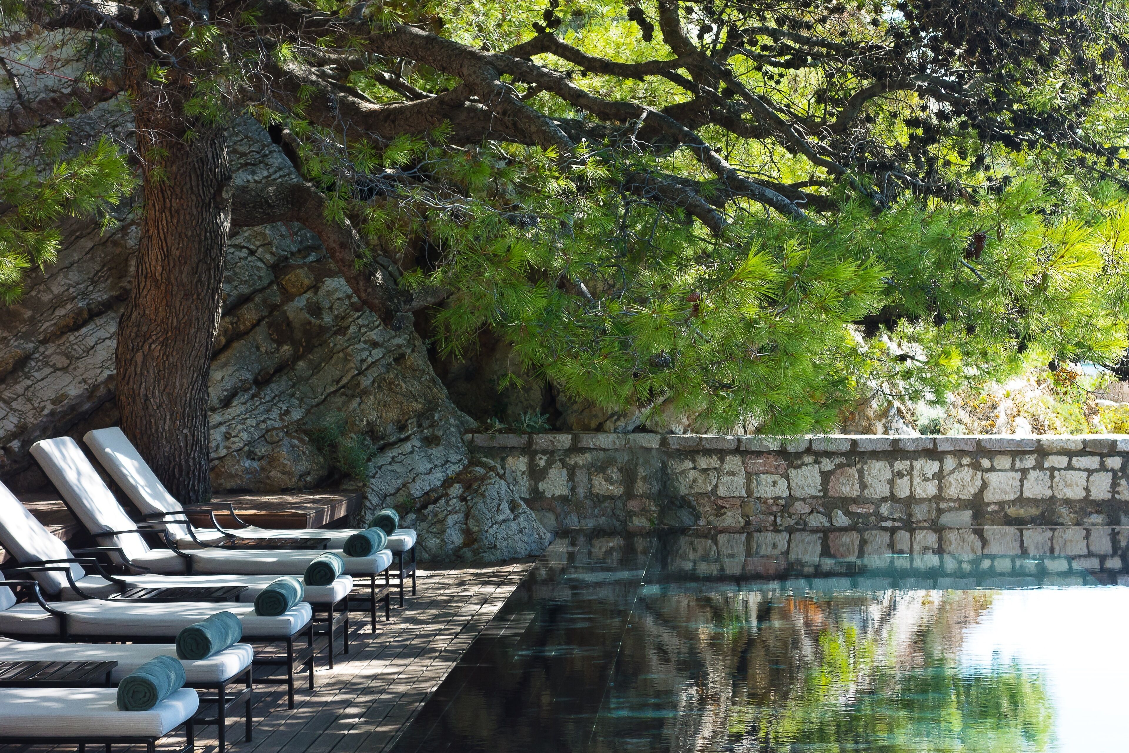 Una piscina cubierta, una piscina al aire libre