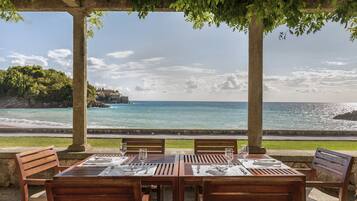 3 restaurantes; se sirven desayunos, almuerzos, cenas y cocina italiana