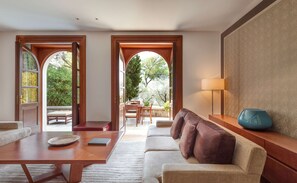 Tallelokero huoneessa, yksilöllisesti kalustettu, työpöytä