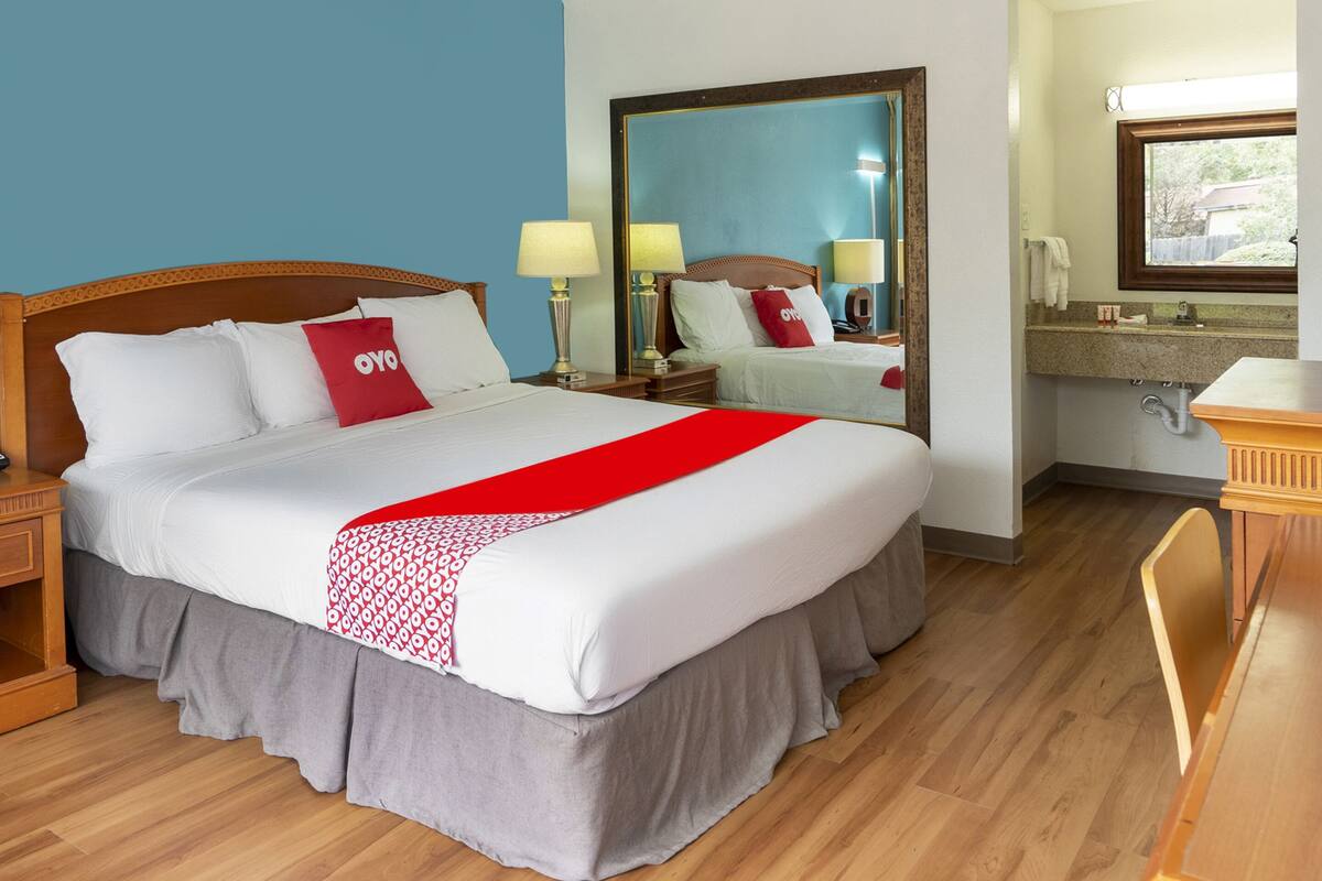 Desk, free WiFi, alarm clocks, bed sheets