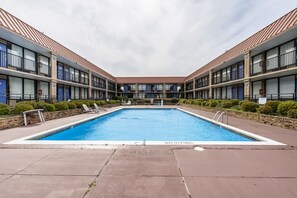 Piscine extérieure en saison