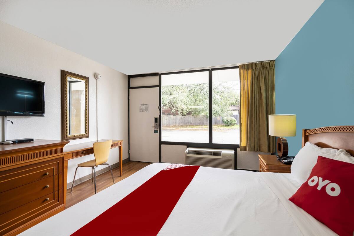 Desk, free WiFi, alarm clocks, bed sheets