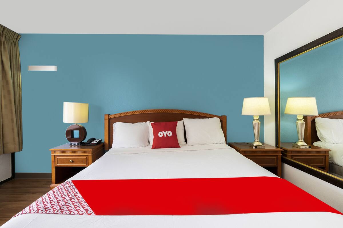Desk, free WiFi, alarm clocks, bed sheets