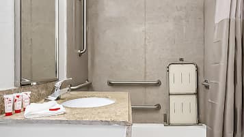 Phòng, 2 giường đôi, phù hợp cho người khuyết tật, không hút thuốc | Phòng tắm | Đồ dùng nhà tắm miễn phí, khăn tắm, xà phòng, giấy vệ sinh