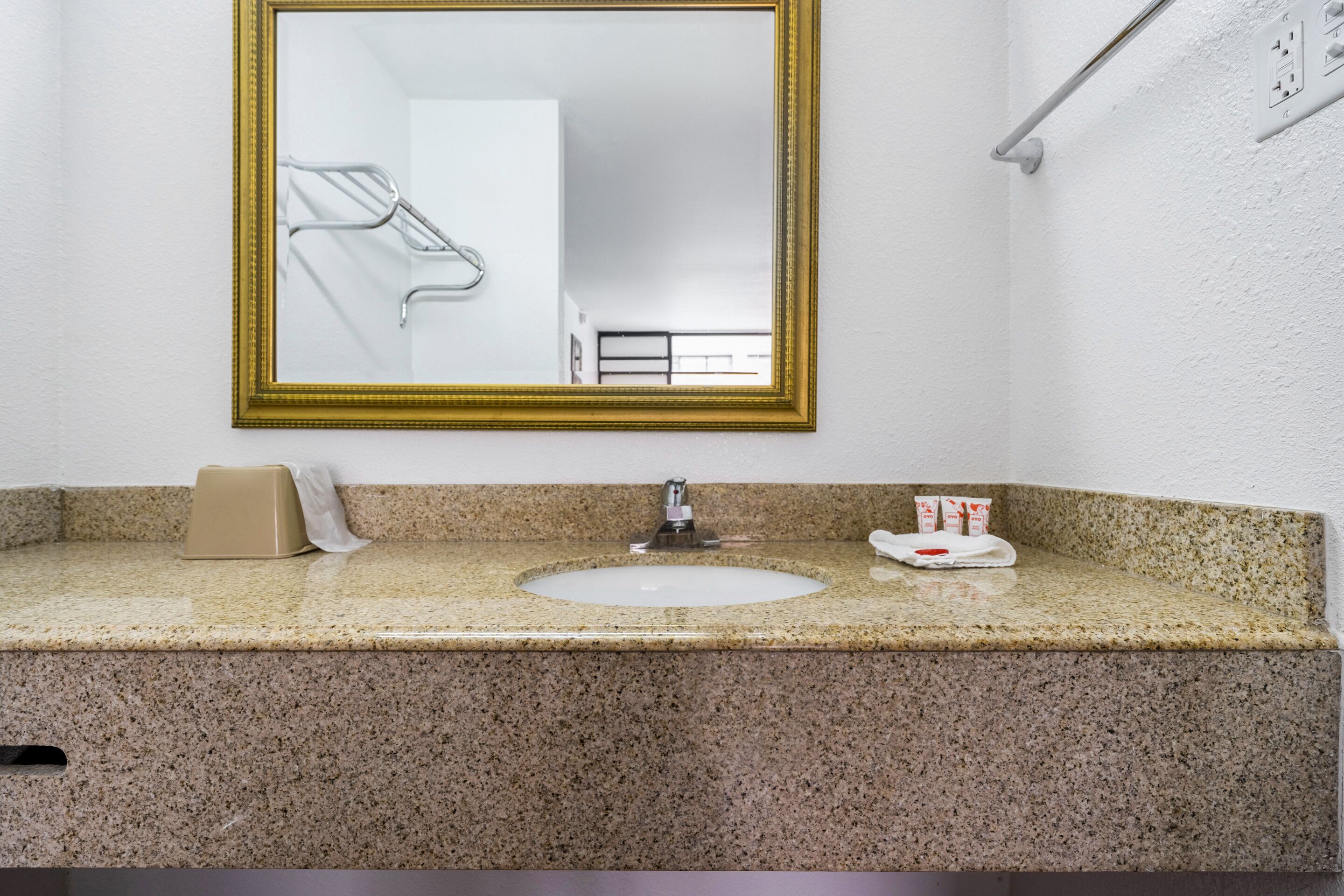 Đồ dùng nhà tắm miễn phí, khăn tắm, xà phòng, giấy vệ sinh 