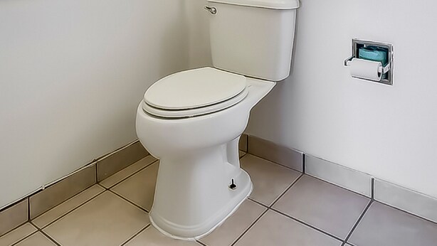 Zimmer, 2 Doppelbetten, barrierefrei, Nichtraucher | Badezimmer