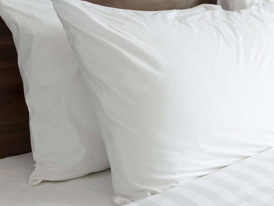 Skrivebord, wi-fi (inkludert), sengetøy og vekkerklokke