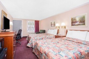 Een bureau, gratis wifi, beddengoed, een wekker