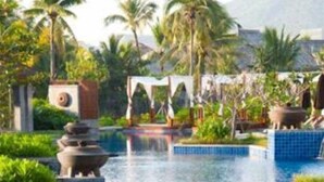 Outdoor pool, pool umbrellas, pool loungers - Anantara Resort & Spa (Sanya)