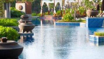 Außenpool, Sonnenschirme, Liegestühle