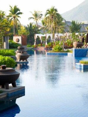 Kolam renang outdoor, dengan payung kolam renang dan kursi berjemur