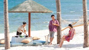 White sand, beach towels, beach volleyball - Anantara Resort & Spa (Sanya)